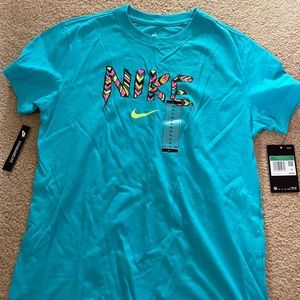 nike t-shirt!! brand: nike ; size: XL (girls)